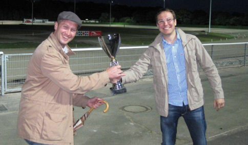 Der Vize überreicht den Pokal an den Sieger!