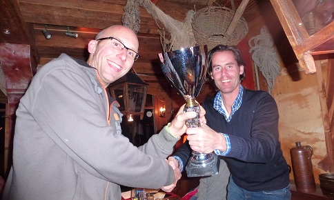 Pokalübergabe von Sieger zu Sieger...