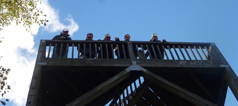 Und immer wieder mussten sie hier hoch: Ein Teil der Truppe auf dem Turm.