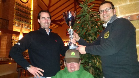 Pokale überreichen und Kopf einziehen sind derzeit die Aufgaben des Rests.