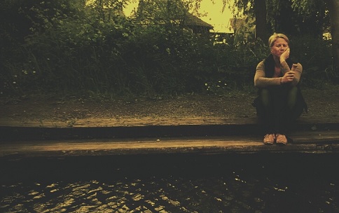 Edelhelferin Yvonne betrachtet das Gestake der Männer vom Ufer aus.