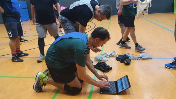 Auch an den Tasten konnte man die Ruhe verlieren. Damnoh sagt Mikka wie’s geht.