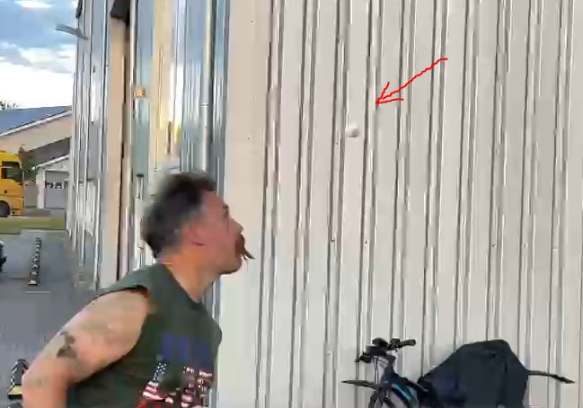 Wirft ein Auge auf Entfernung: Laxer